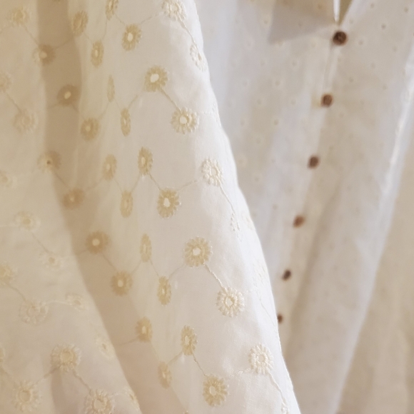 New eyelet blouse - Picture 3 of 8